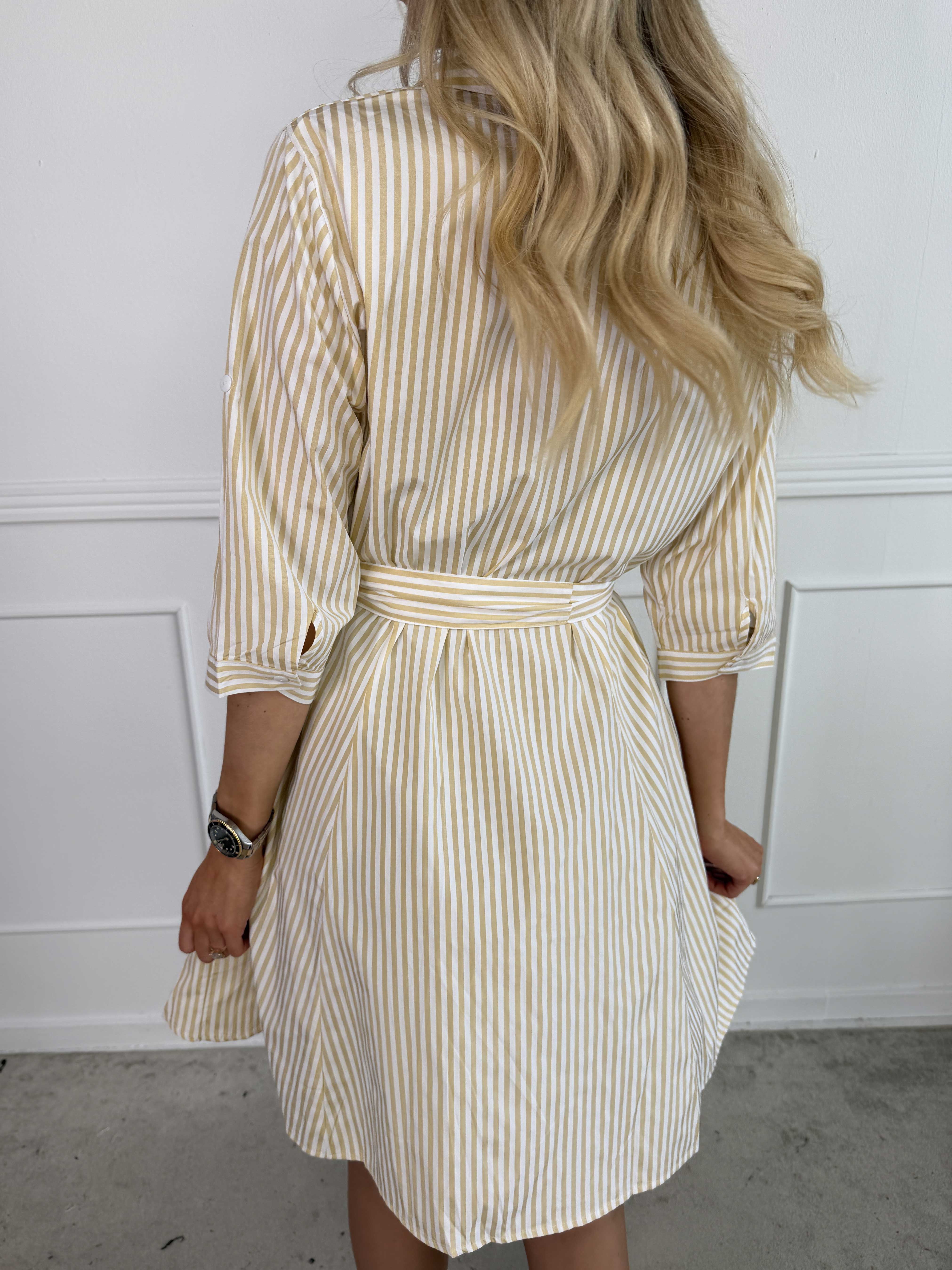 Hilma - Stribet skjortekjole i a-facon med bindebånd i livet